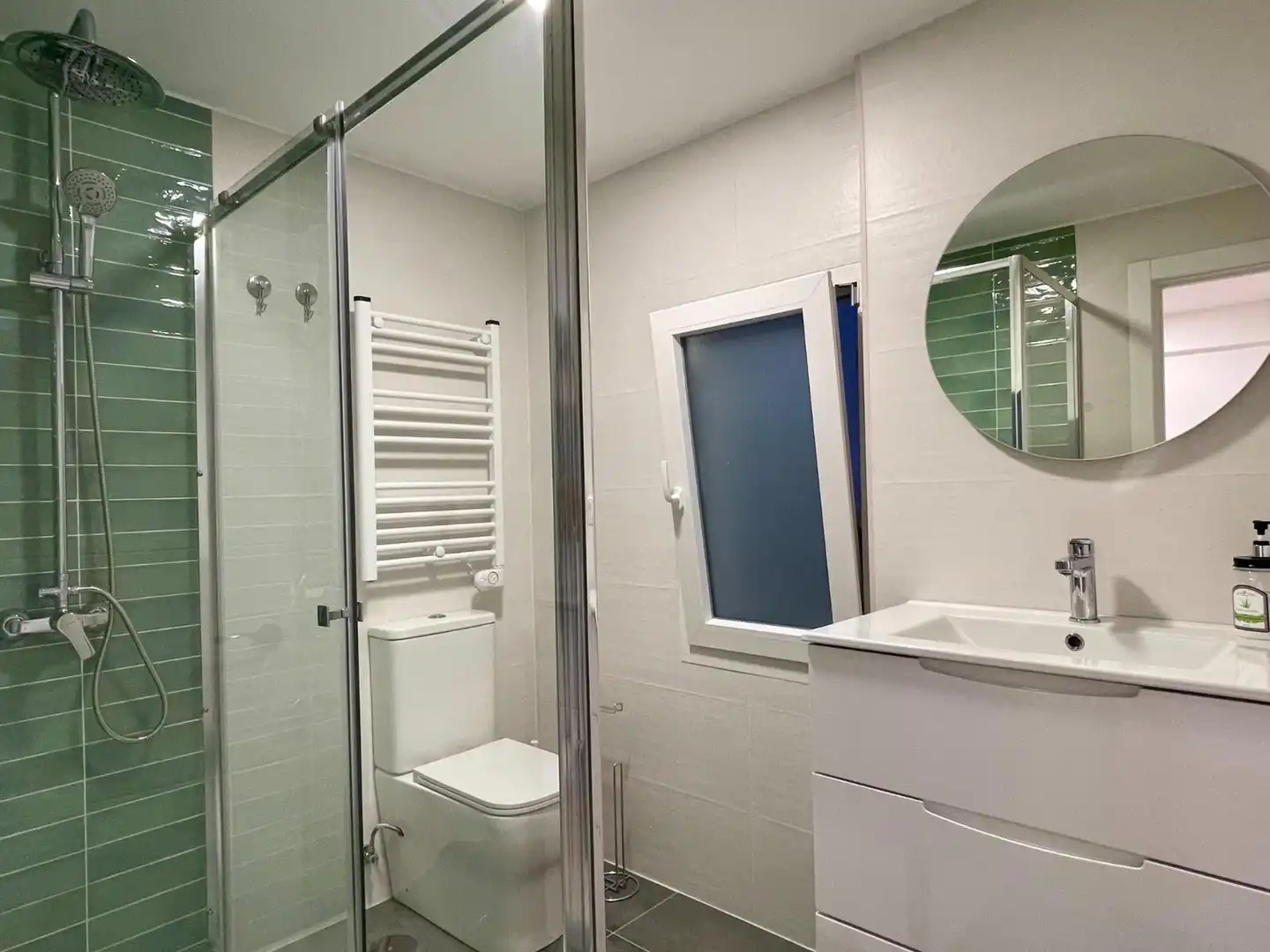 Baño de Piso de alquiler en Oviedo  con Amueblado