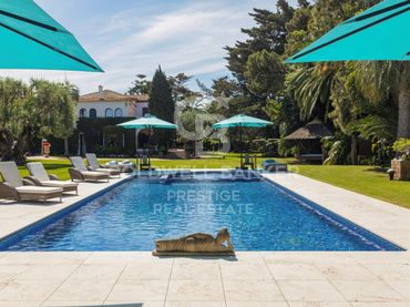 Casa con piscina en venta en Calle Josep Carner