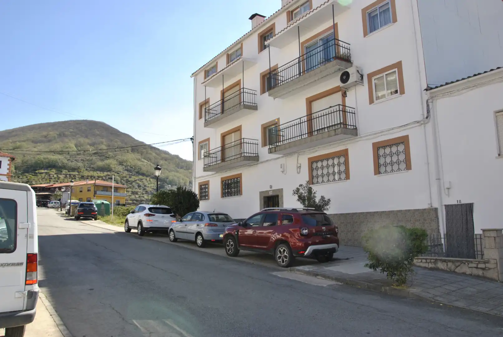 Außenansicht von Wohnung zum Verkauf in Arroyomolinos de la Vera mit Klimaanlage, Heizung und Möbliert