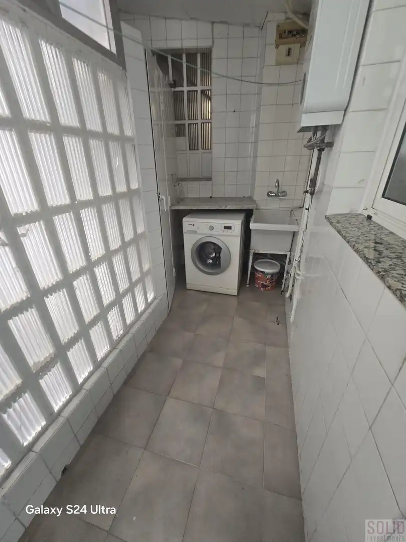Bathroom of Flat for rent in Valencia  with Air Conditioner and Balcony
