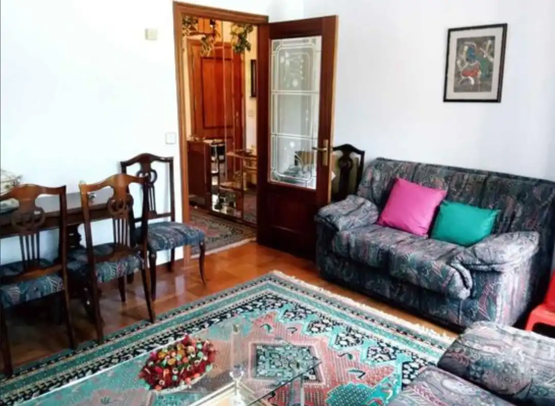 Sala d'estar de Pis en venda en Villarcayo de Merindad de Castilla la Vieja amb Calefacció, Traster i Moblat