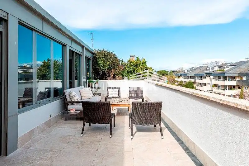 Terrasse von Dachboden zur Miete in La Moraleja mit Klimaanlage, Heizung und Abstellraum
