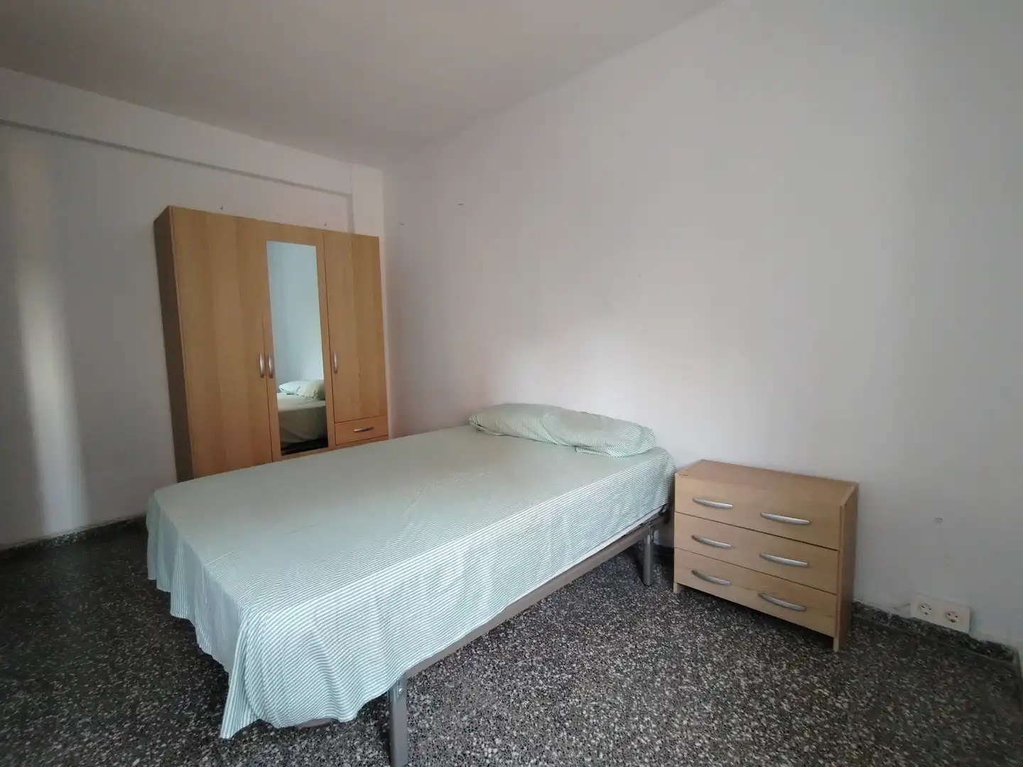 Habitación de Piso de alquiler en Granada con Aire acondicionado, Amueblado y Lavadora