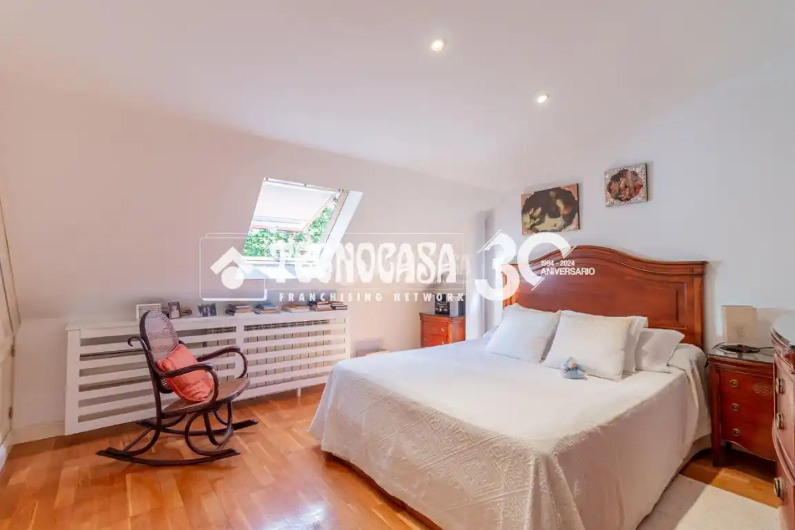 Dormitori de Casa adosada en venda en Madrid amb Aire condicionat, Calefacció i Terrassa