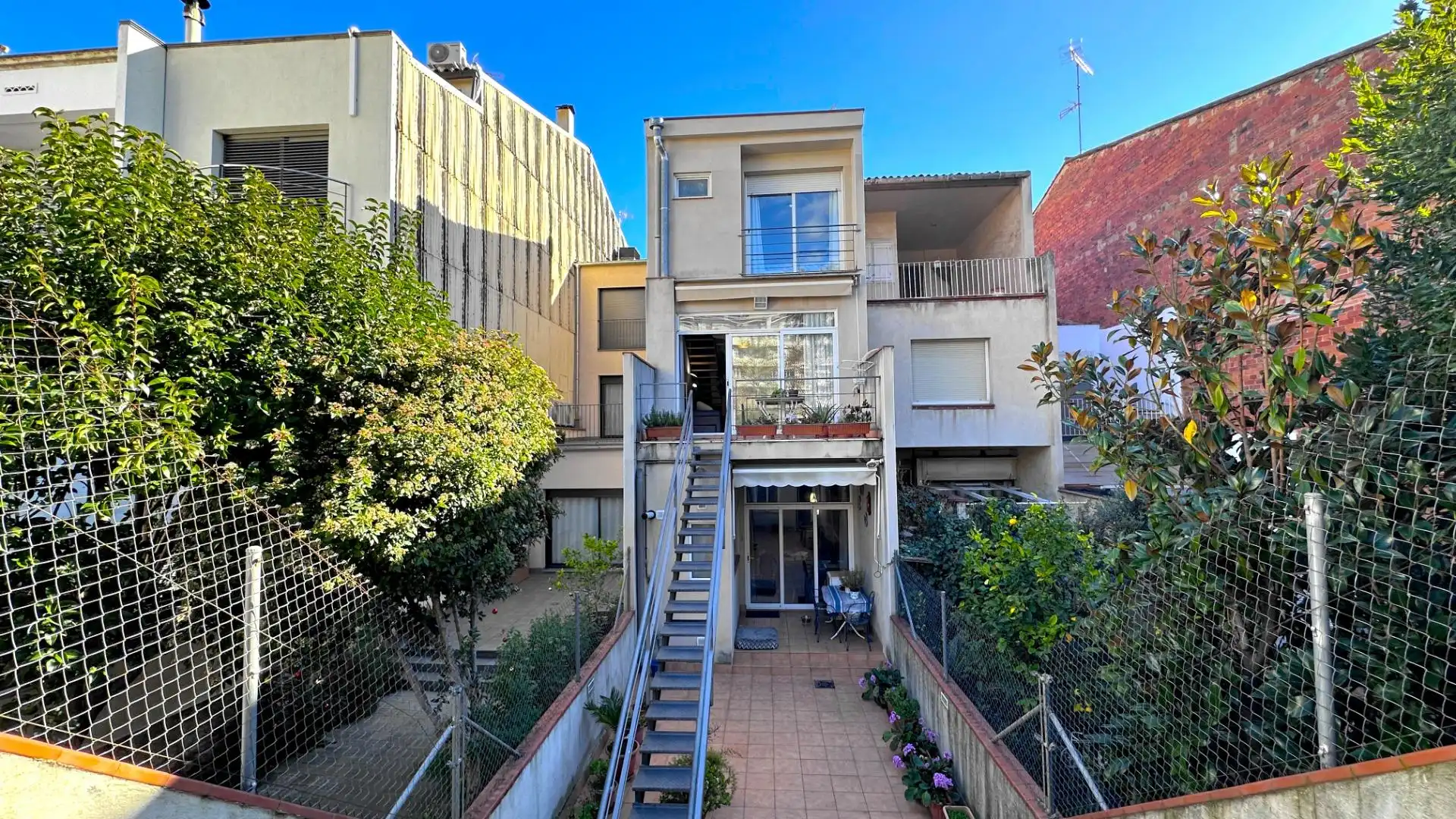 Vista exterior de Casa o chalet en venta en Terrassa con Aire acondicionado, Calefacción y Terraza