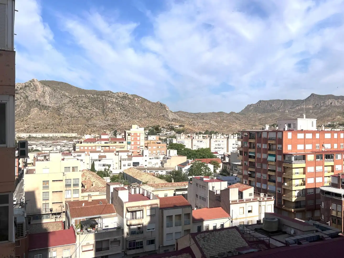 Vista exterior de Piso de alquiler en Elda con Balcón