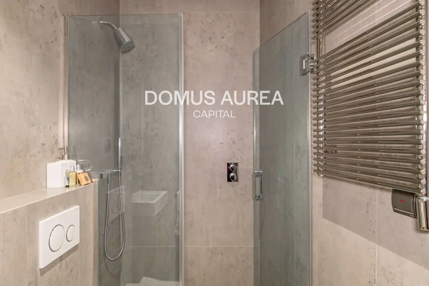Baño de Dúplex de alquiler en Madrid con Calefacción, Terraza y Amueblado