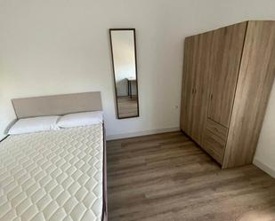 Bedroom of Flat to share in  Barcelona Capital  with Air Conditioner, Heating and Washing machine