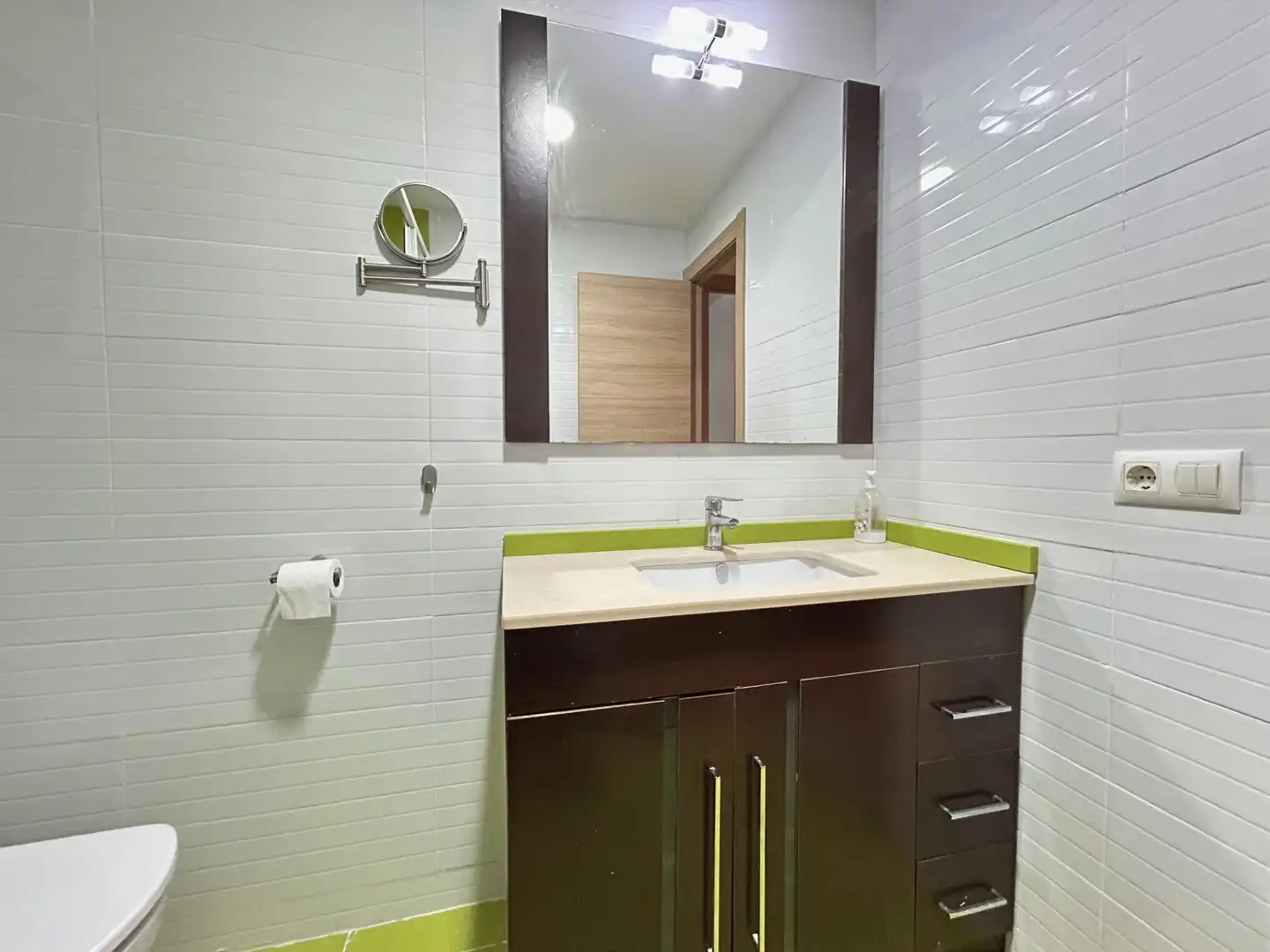 Bathroom of Flat for sale in L'Hospitalet de Llobregat  with Air Conditioner, Heating and Oven