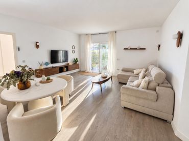 Flat with pool for sale in Avenida Avenida Higuerón 56