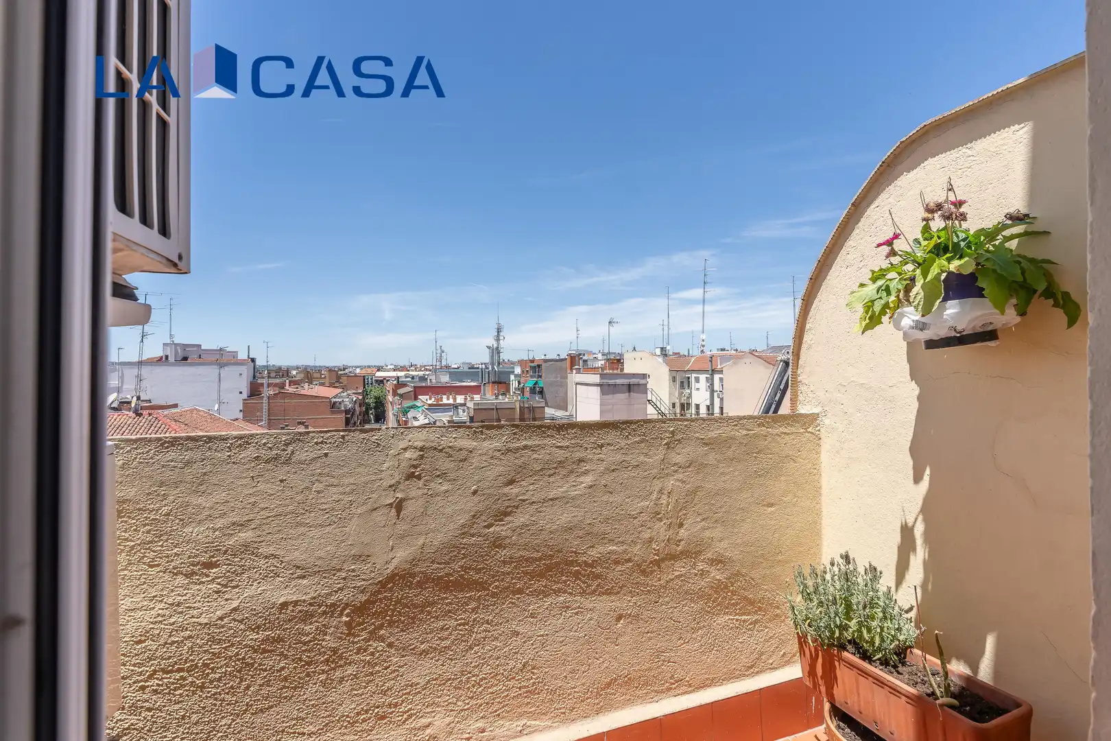 Vista exterior de Piso en venta en Madrid con Calefacción y Terraza