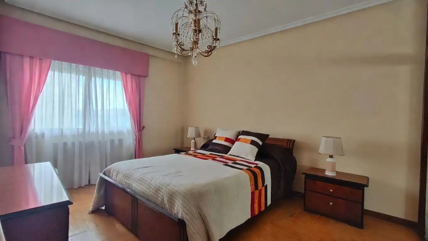 Habitación de Piso en venta en Vigo  con Calefacción, Trastero y Amueblado