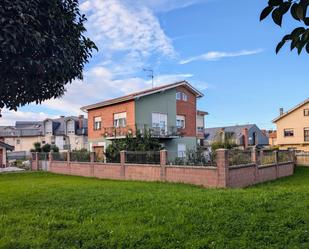 Vista exterior de Casa o xalet en venda en Torrelavega  amb Calefacció, Parquet i Terrassa