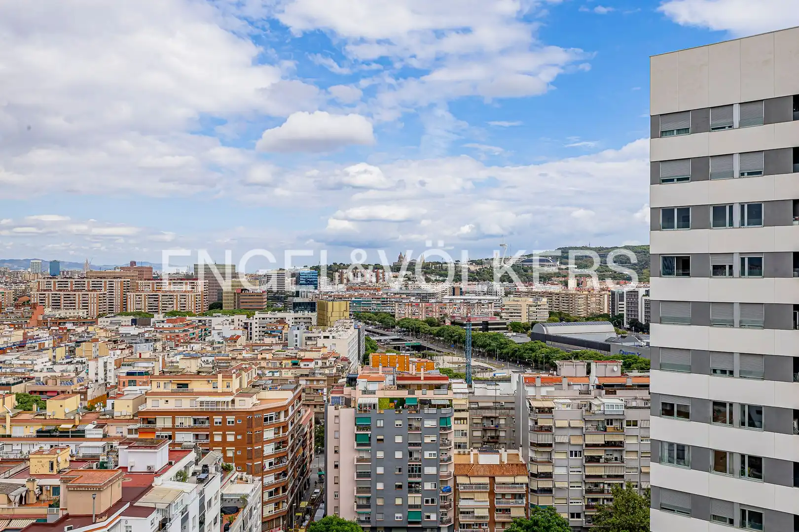 Vista exterior de Àtic en venda en L'Hospitalet de Llobregat amb Aire condicionat, Calefacció i Parquet