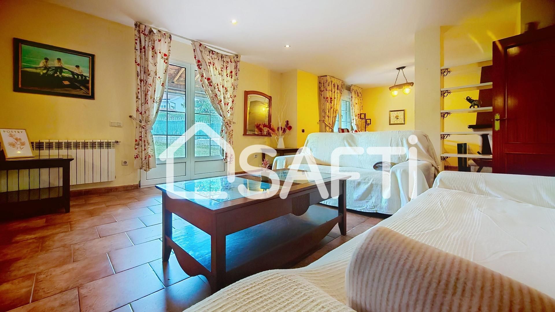 Sala d'estar de Casa o xalet en venda en Gijón  amb Calefacció, Terrassa i Piscina