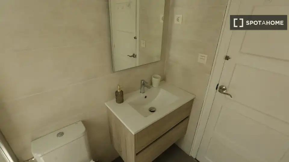 Bathroom of Flat for share in Bilbao   with Air Conditioner, Heating and Terrace