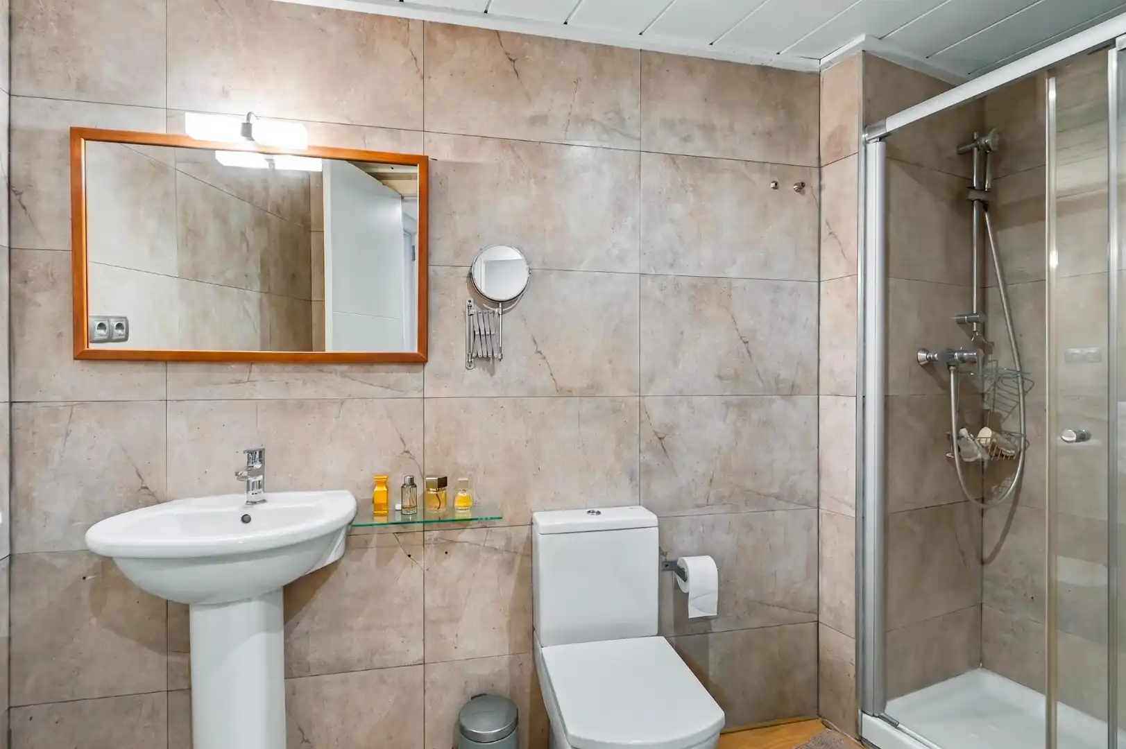 Bathroom of Flat for sale in Barcelona  with Air Conditioner, Heating and Parquet flooring