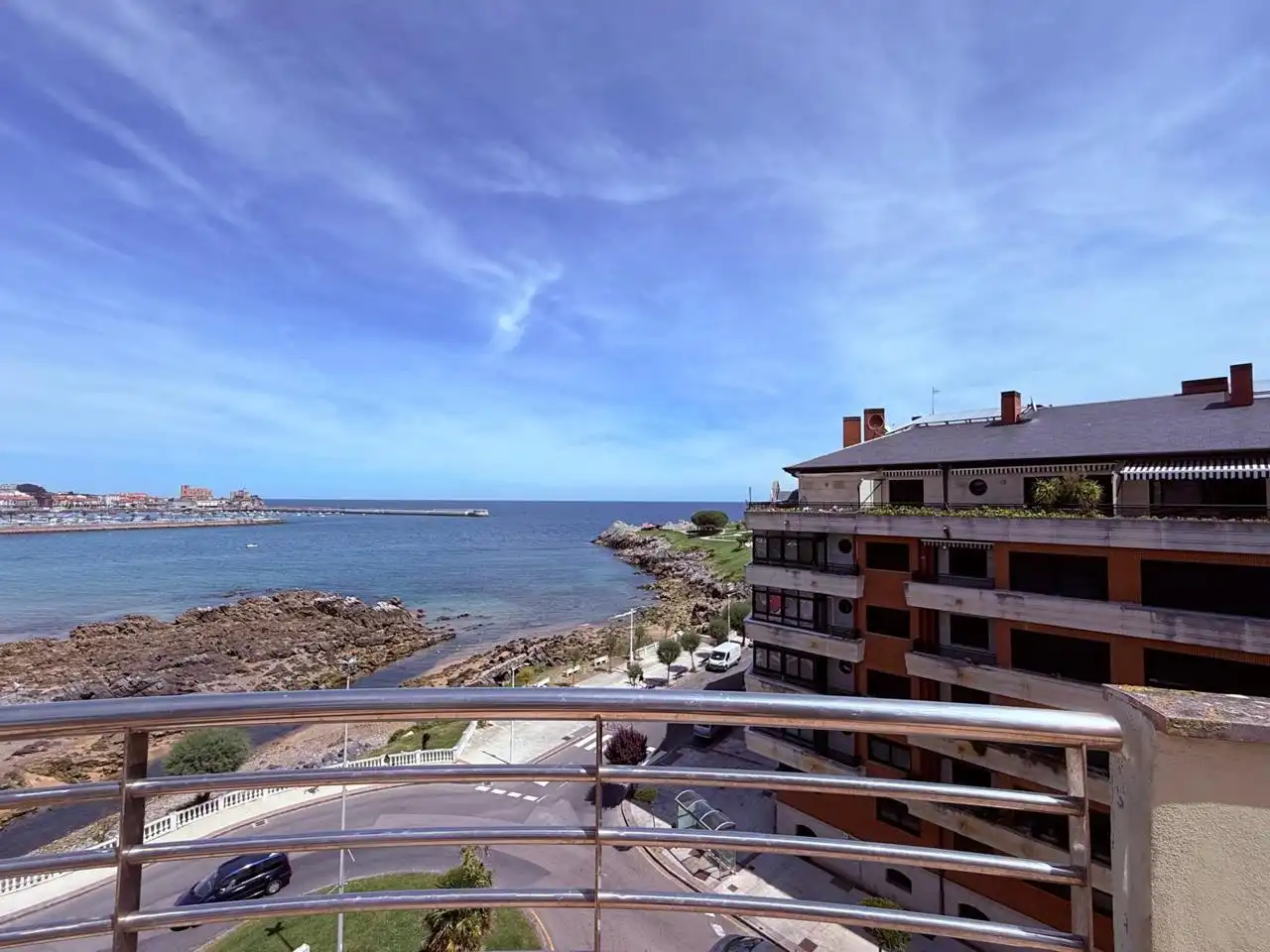 Vista exterior de Ático en venta en Castro-Urdiales con Calefacción, Parquet y Terraza