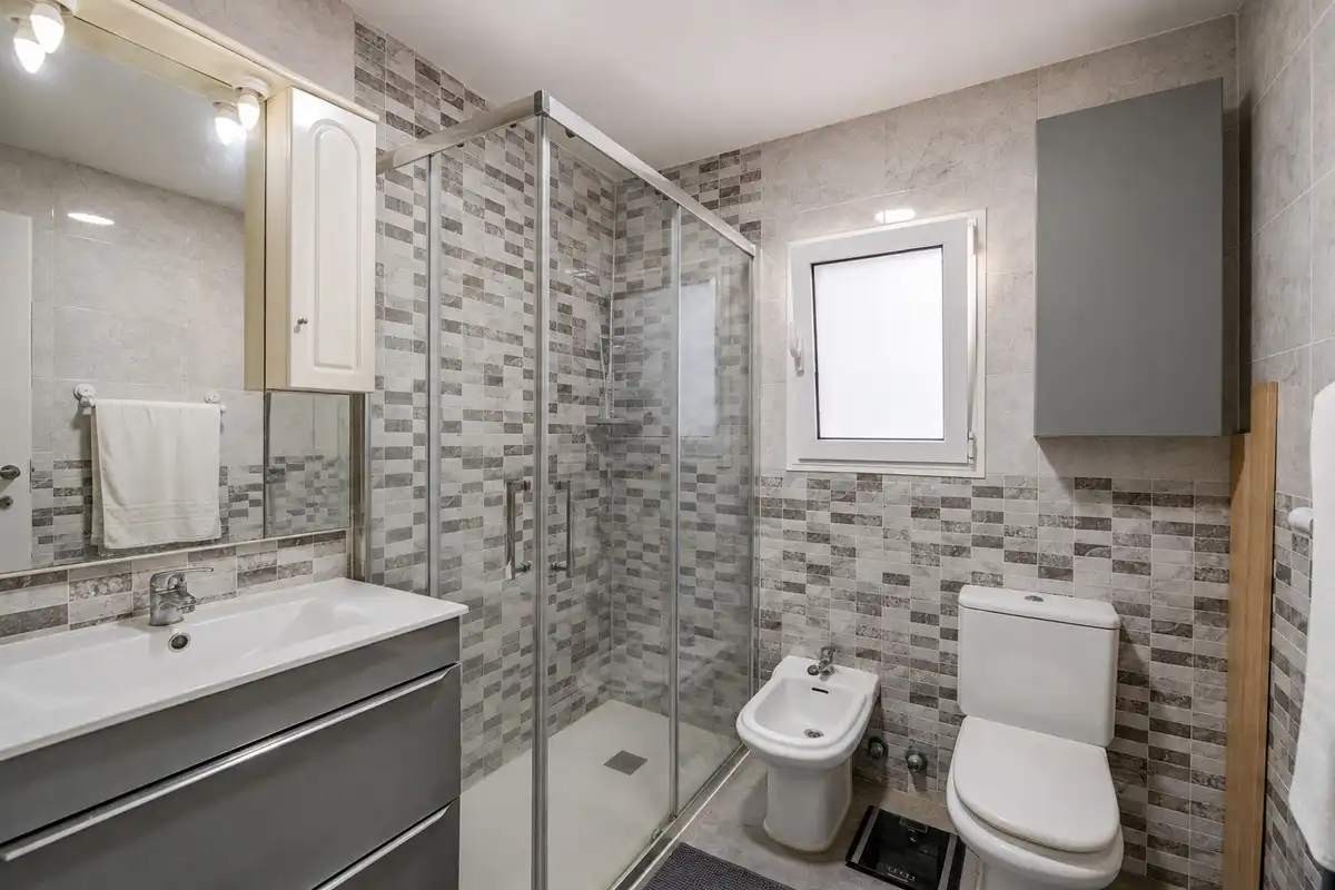 Baño de Casa adosada en venta en Torrevieja con Aire acondicionado, Calefacción y Jardín privado