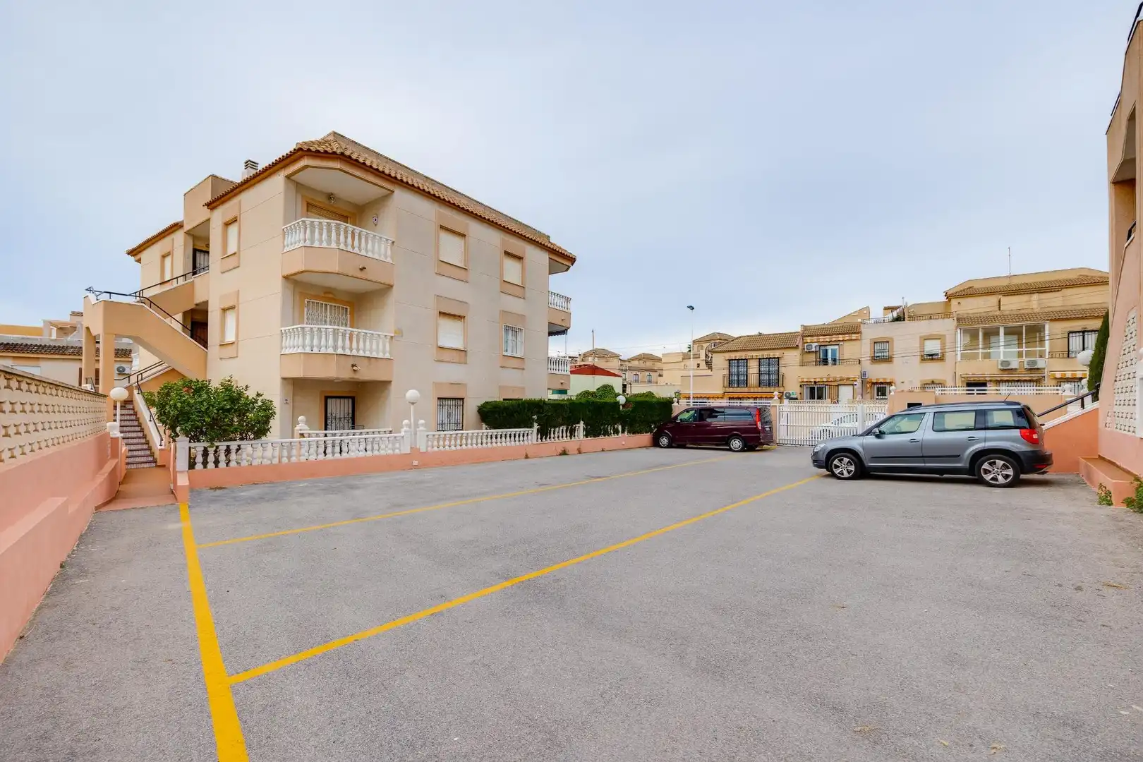 Vista exterior de Apartament en venda en Torrevieja amb Aire condicionat, Jardí privat i Terrassa