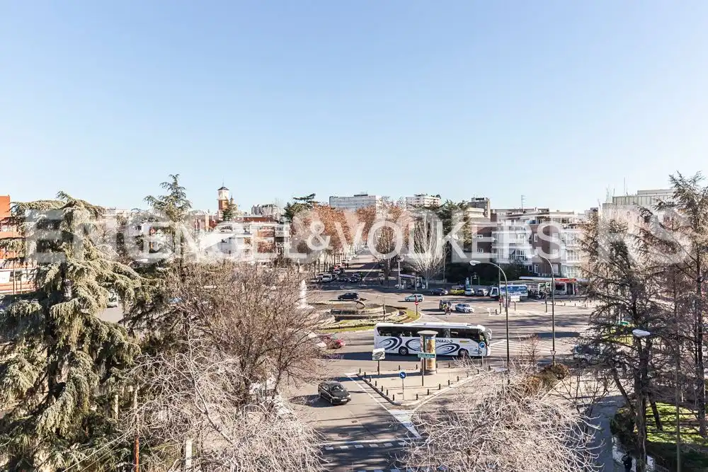 Vista exterior de Àtic de lloguer en Madrid amb Aire condicionat, Calefacció i Jardí privat