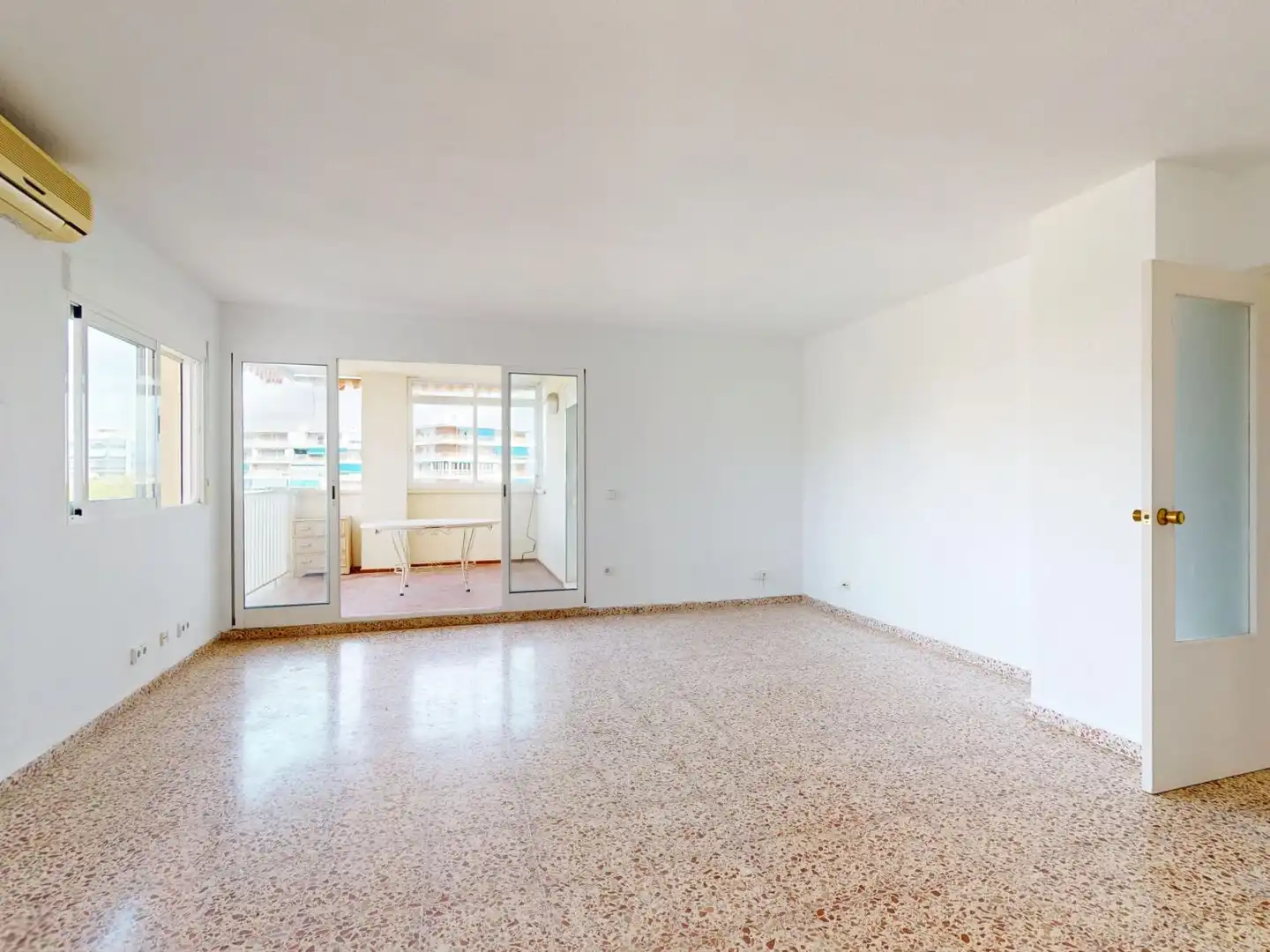 Sala d'estar de Pis en venda en Alicante / Alacant amb Aire condicionat, Calefacció i Terrassa