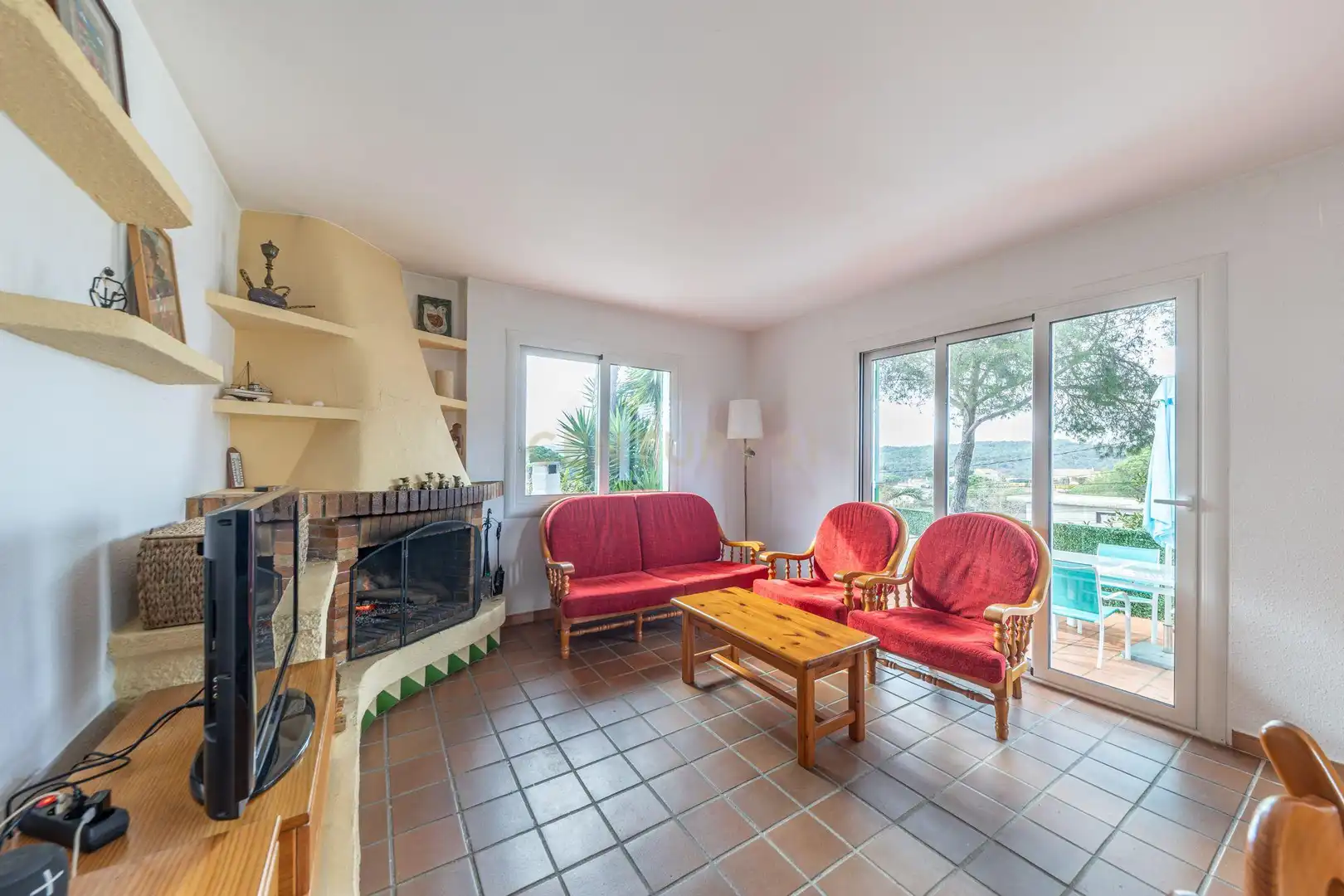 Sala d'estar de Casa o xalet en venda en Tordera amb Jardí privat, Piscina i Alarma