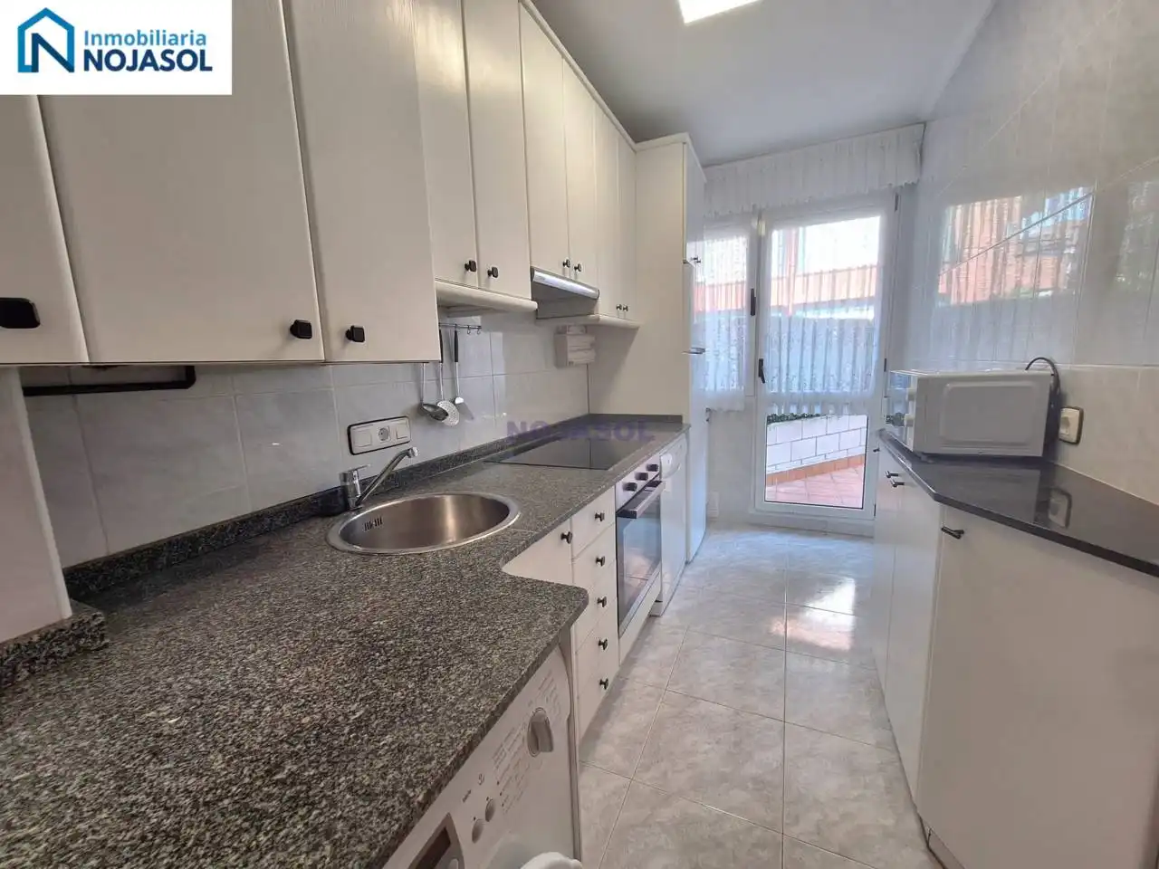 Cuina de Apartament de lloguer en Noja amb Calefacció, Jardí privat i Terrassa