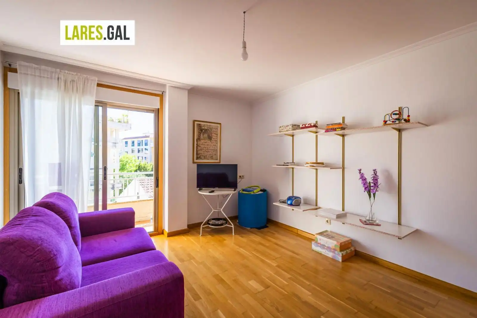 Sala d'estar de Pis en venda en Cangas  amb Calefacció, Terrassa i Traster