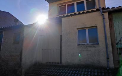 Vista exterior de Casa adosada en venda en Torelló amb Terrassa i Balcó