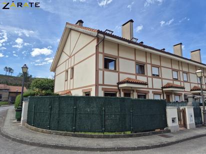 Vista exterior de Casa adosada en venda en Rasines amb Terrassa