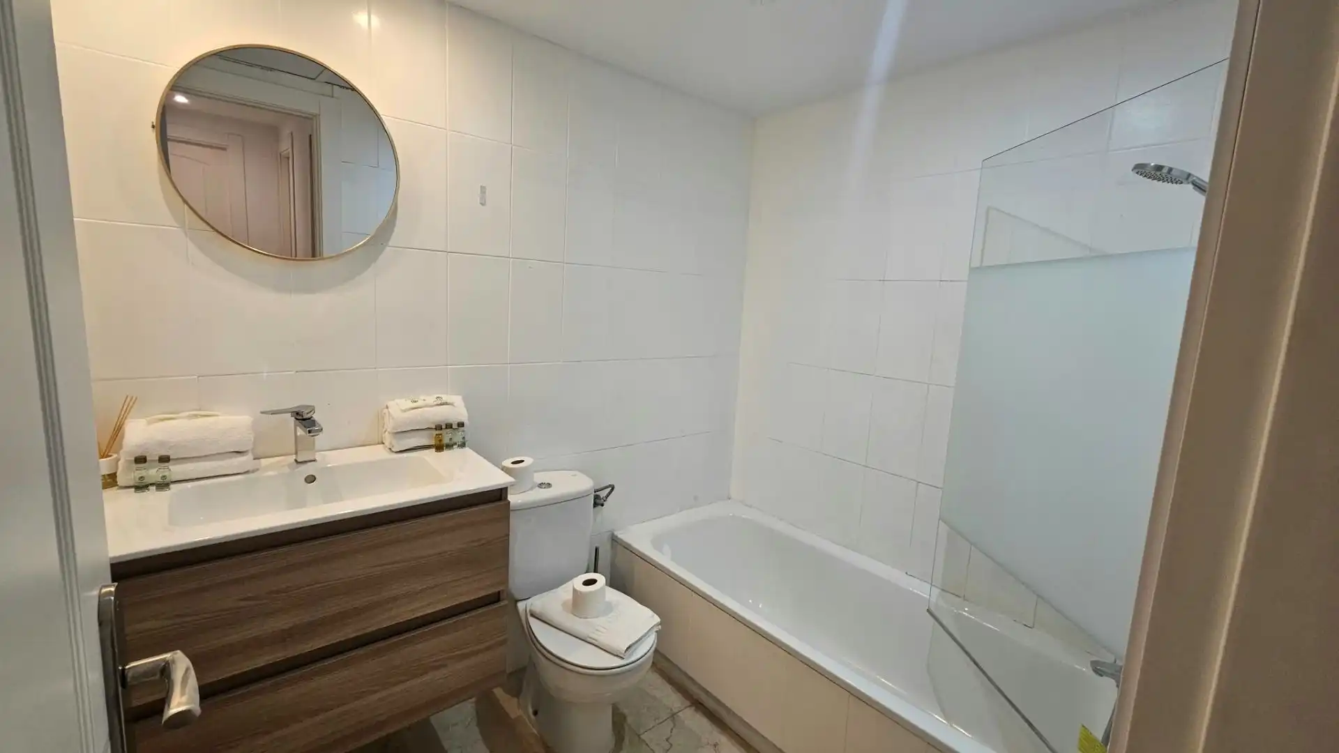 Badezimmer von Wohnungen zur Miete in Marbella mit Klimaanlage, Terrasse und Möbliert