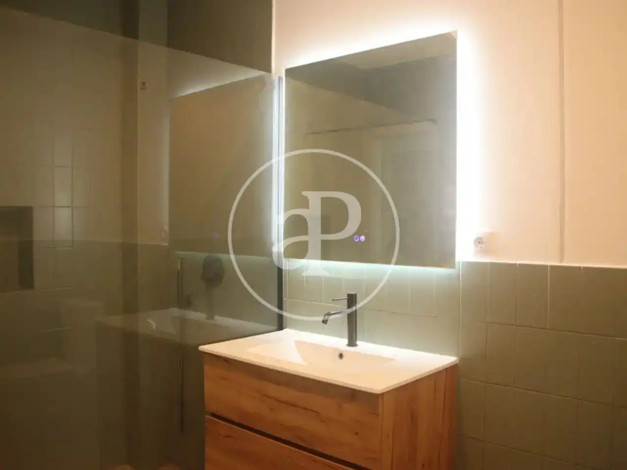 Bathroom of Flat for rent in Valencia  with Air Conditioner, Heating and Terrace