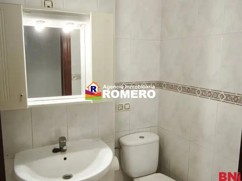 Badezimmer von Wohnungen zur Miete in Santiago de Compostela  mit Heizung, Abstellraum und Möbliert