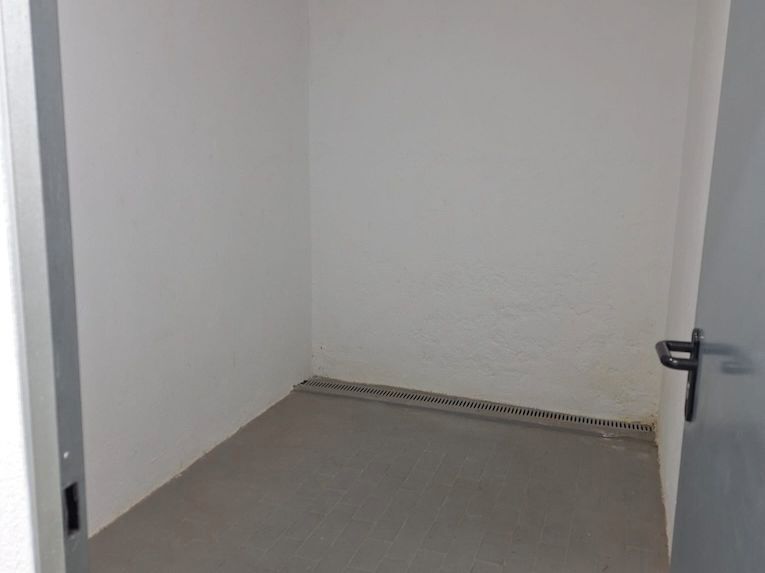 Box room to rent in  Madrid Capital  with Alarm
