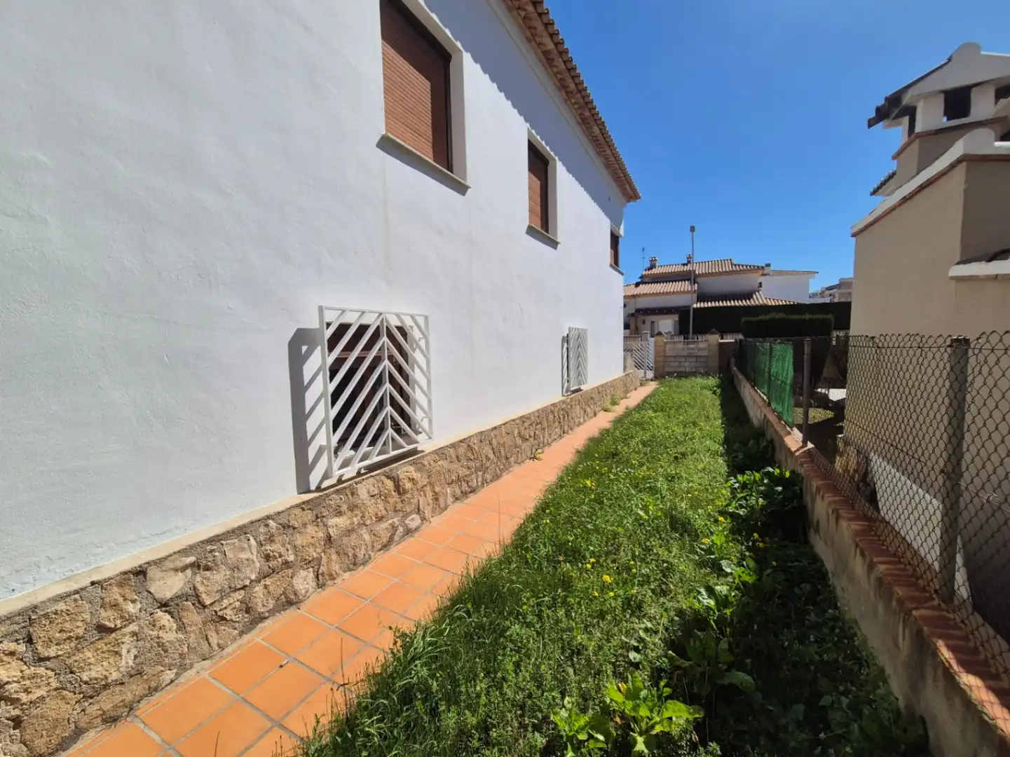 Vista exterior de Casa o xalet en venda en Oliva amb Jardí privat i Terrassa