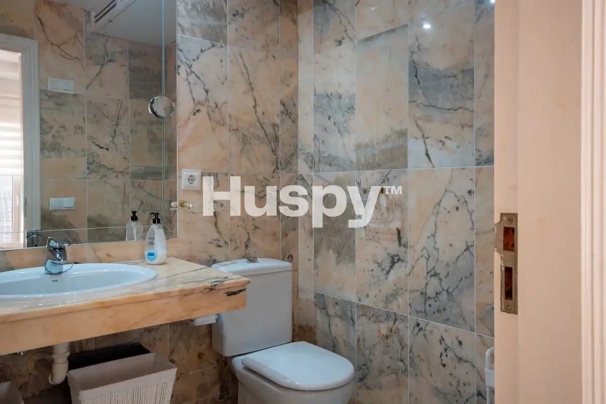 Badezimmer von Wohnung zur Miete in Nueva Andalucía