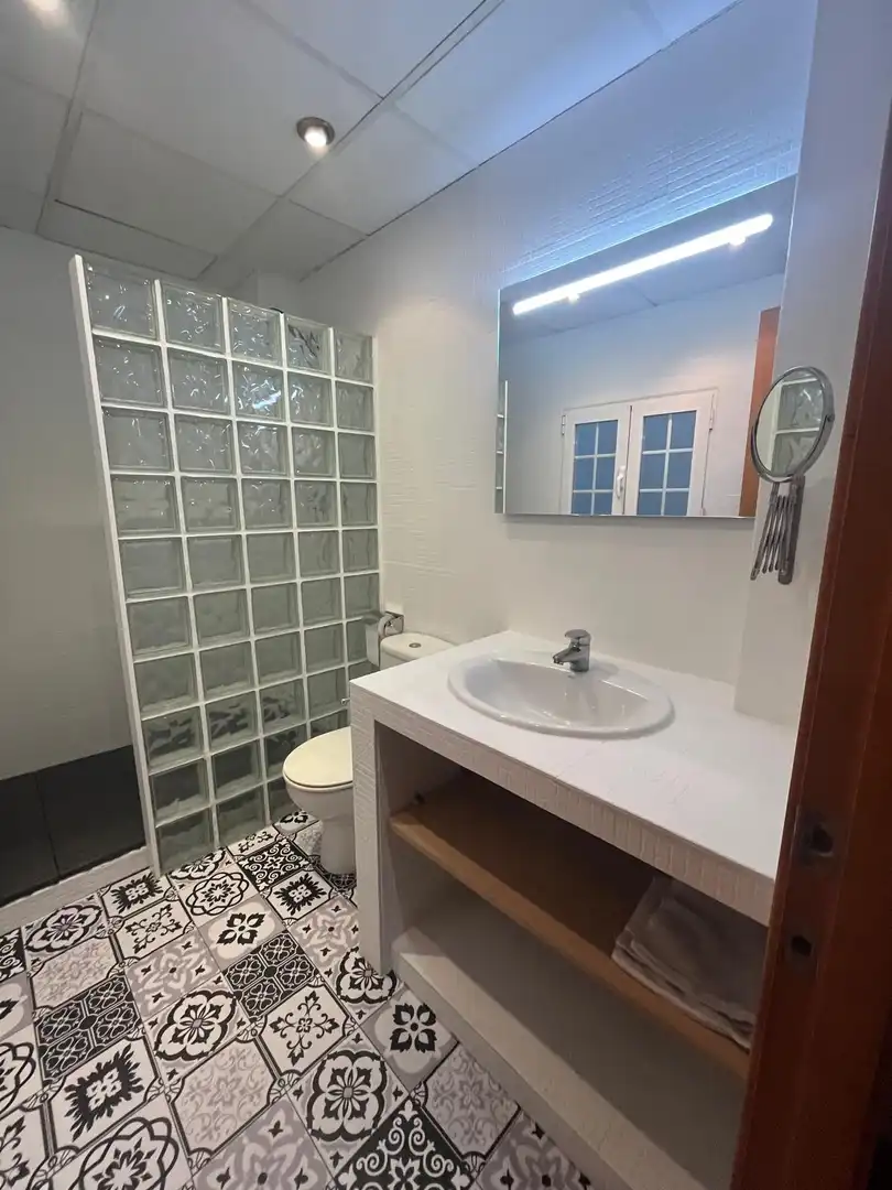 Badezimmer von Wohnung zur Miete in Valencia mit Klimaanlage, Heizung und Parkett