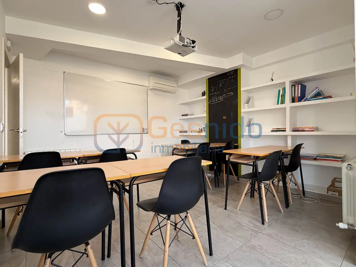 Commercial properties for rent in Segovia  with Air Conditioner