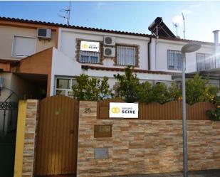 Exterior view of Single-family semi-detached for sale in Malpartida de Plasencia  with Air Conditioner, Heating and Private garden