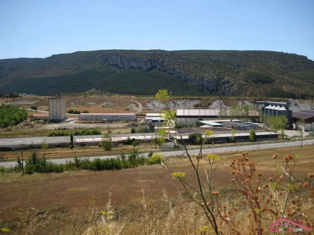 Außenansicht von Fabrikhallen zum Verkauf in Lumbier