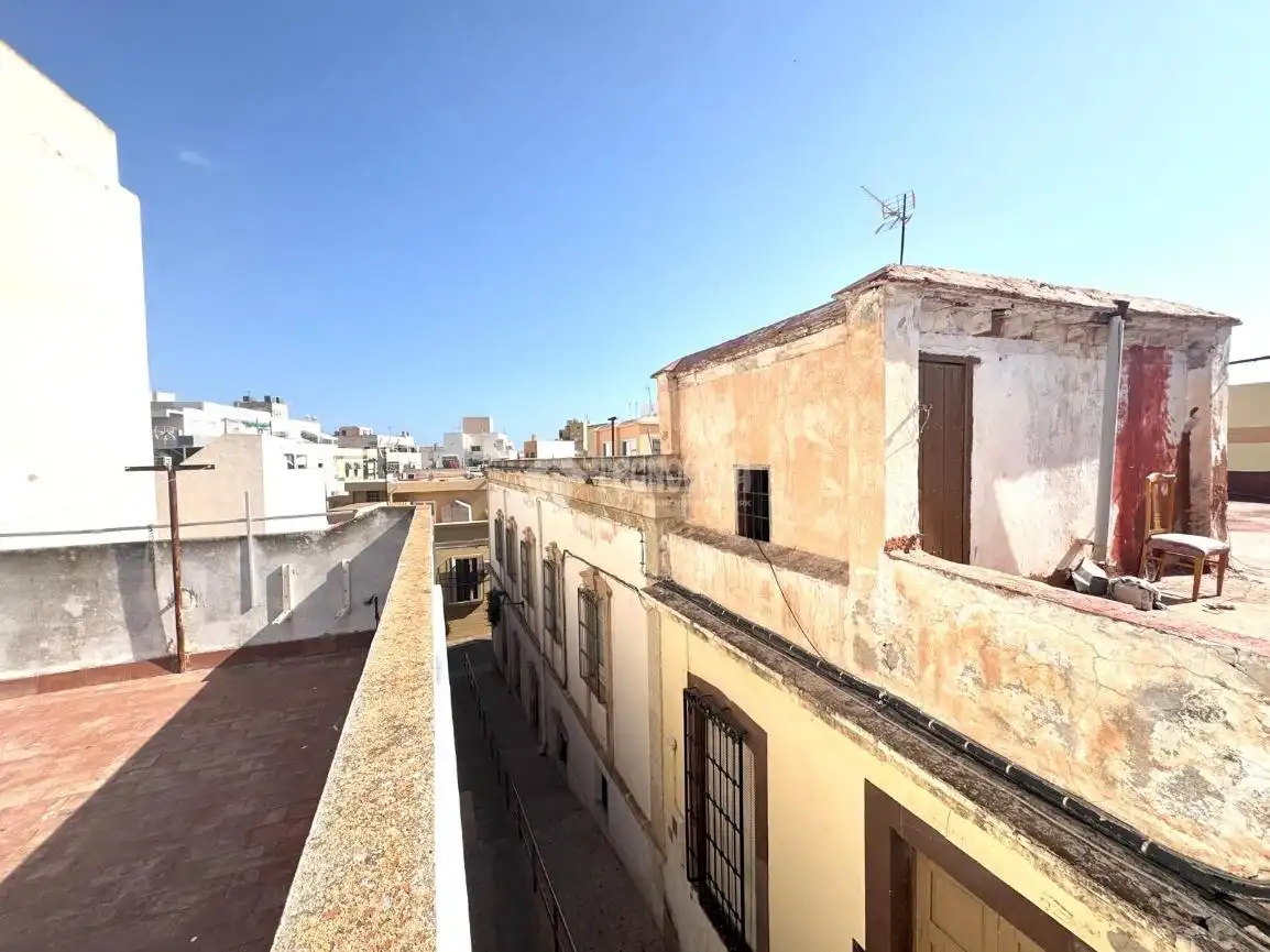 Vista exterior de Casa adosada en venta en Almería con Terraza