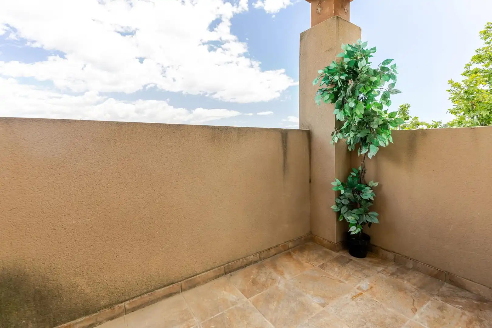 Terrasse von Einfamilien-Reihenhaus zum Verkauf in Gilet mit Terrasse, Abstellraum und Balkon