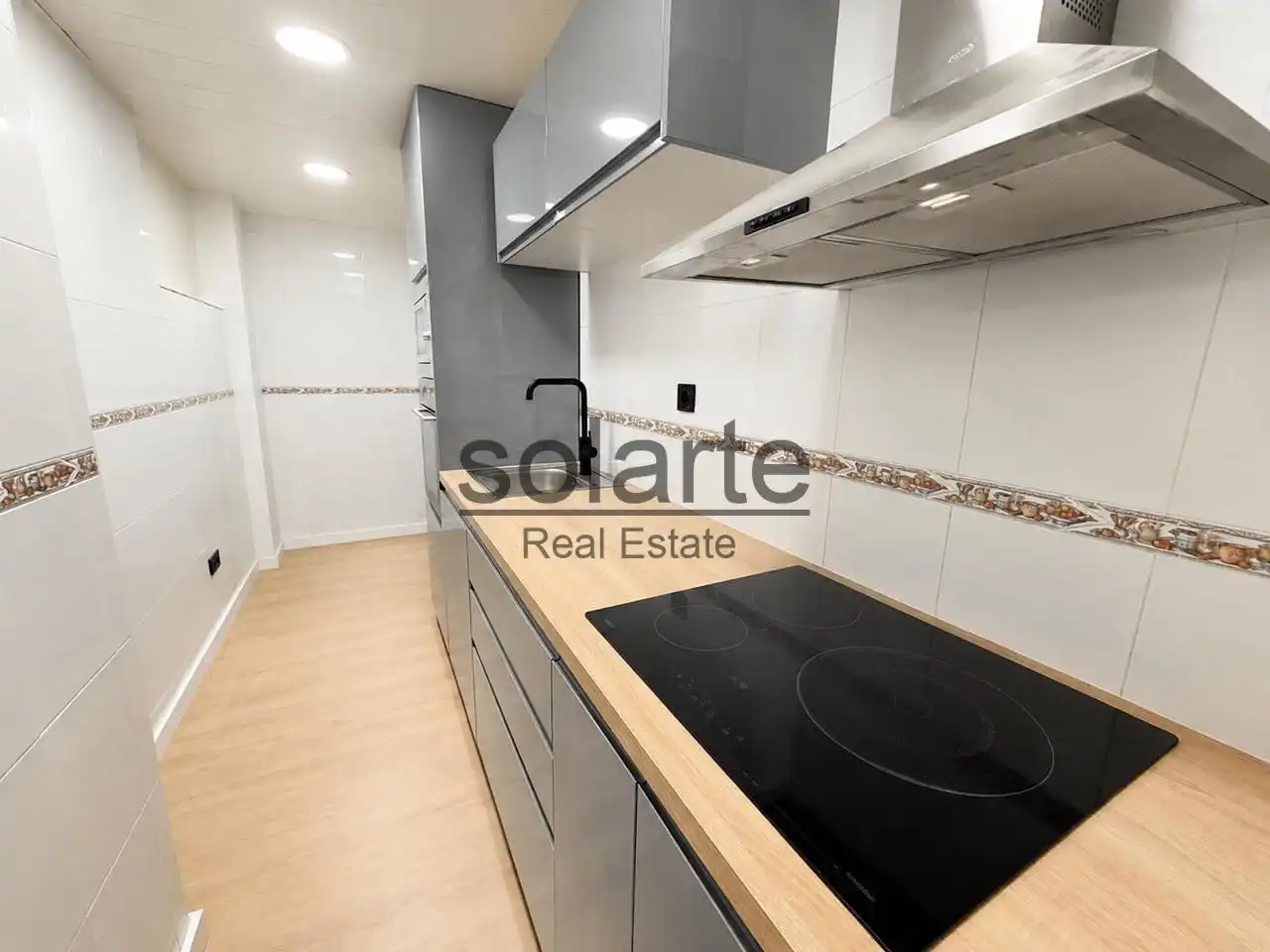 Kitchen of Flat for sale in L'Hospitalet de Llobregat  with Parquet flooring