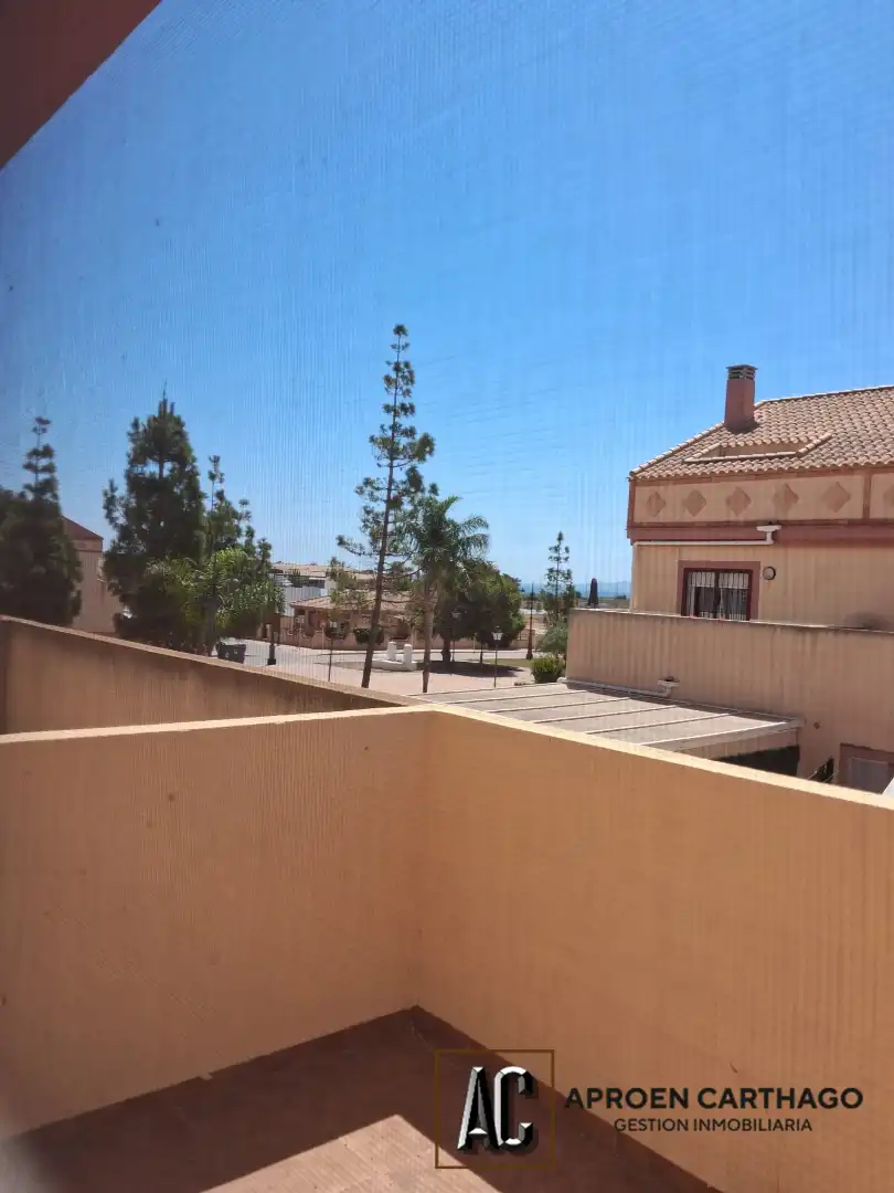 Vista exterior de Casa adosada en venda en Los Alcázares amb Calefacció, Jardí privat i Moblat