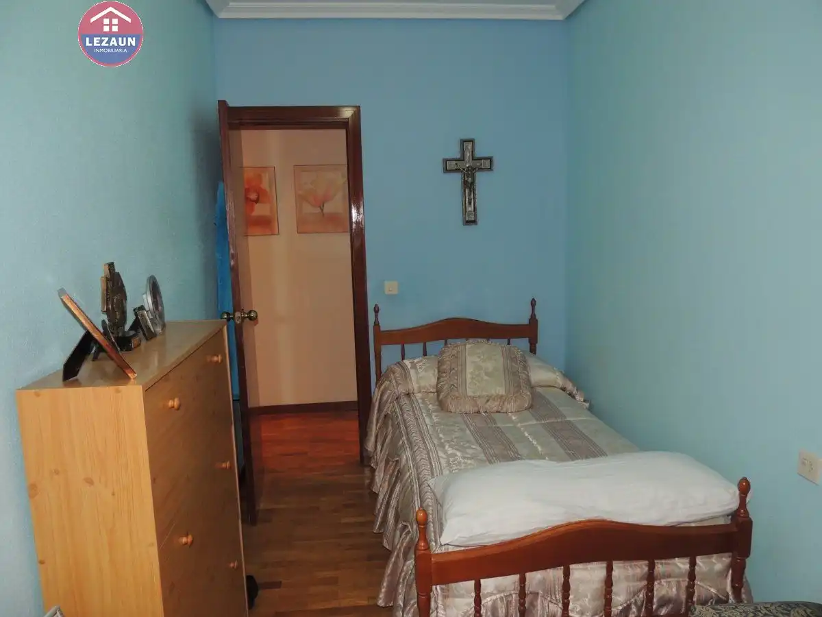 Bedroom of Flat for sale in Funes  with Air Conditioner, Heating and Parquet flooring