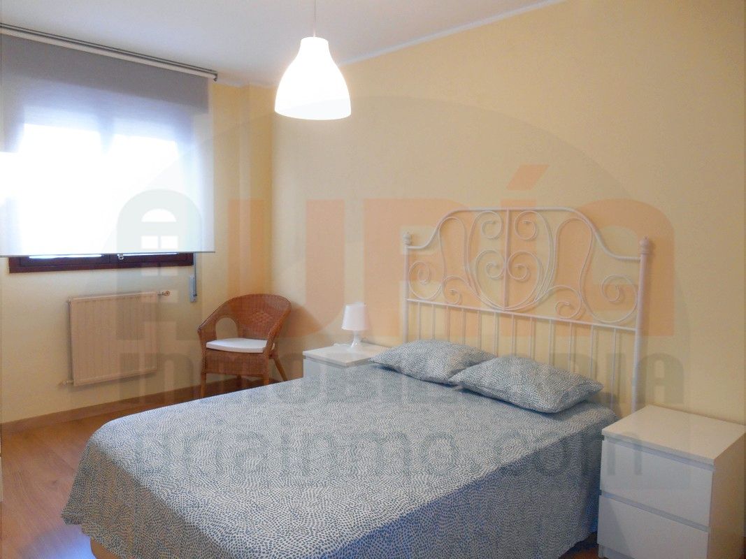 Dormitori de Apartament en venda en Oviedo  amb Calefacció, Moblat i Forn