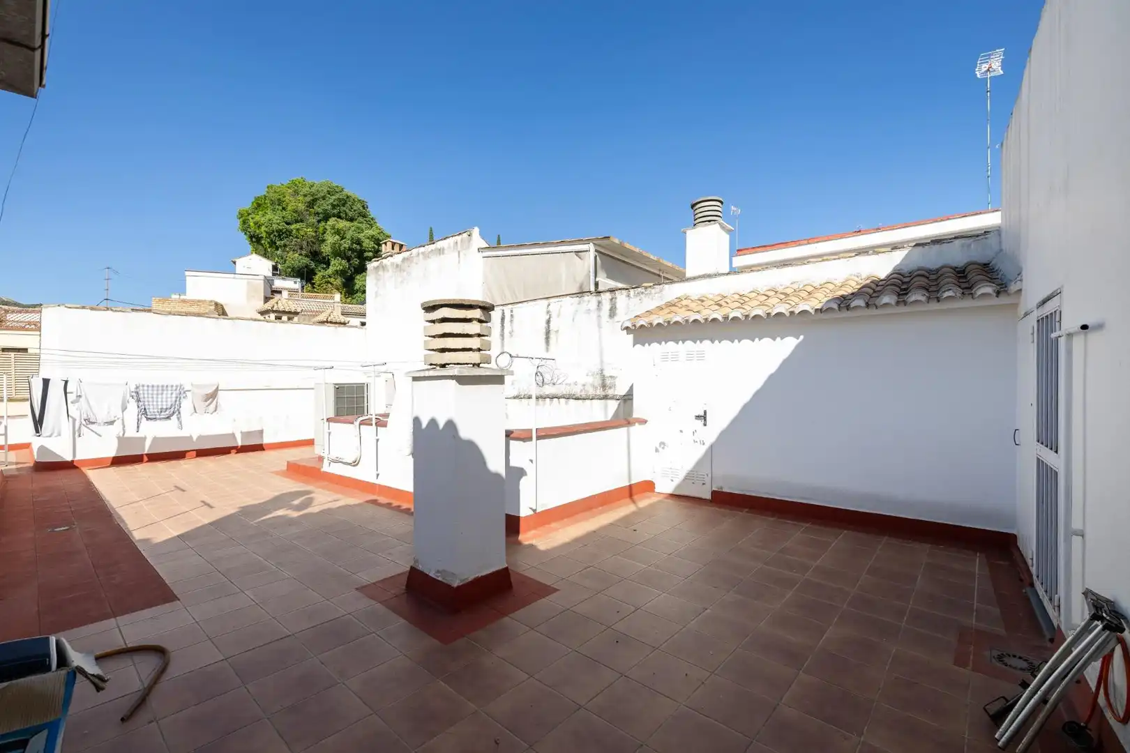 Vista exterior de Estudio en venta en Granada con Calefacción, Terraza y Balcón