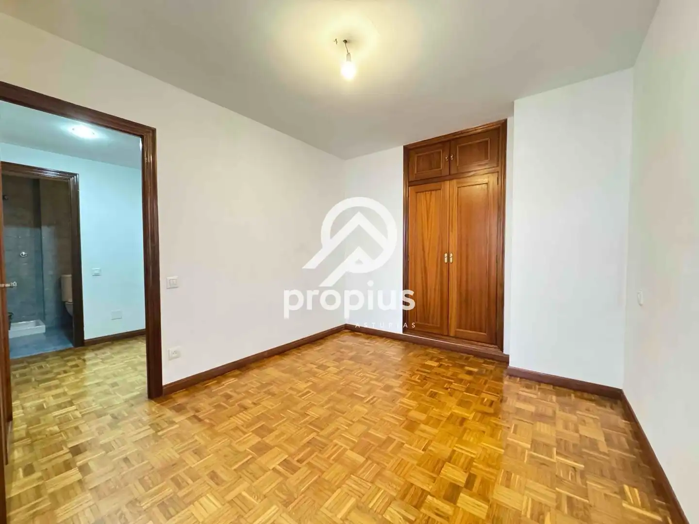 Habitación de Piso en venta en Oviedo  con Calefacción, Parquet y Terraza