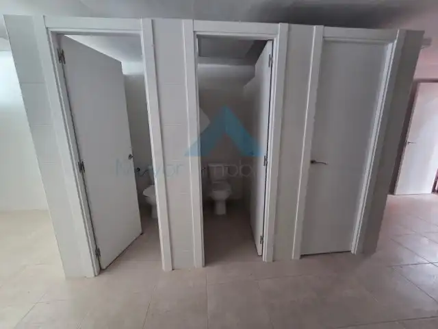 Badezimmer von Fabrikhallen zur Miete in Alcalá de Henares mit Alarm